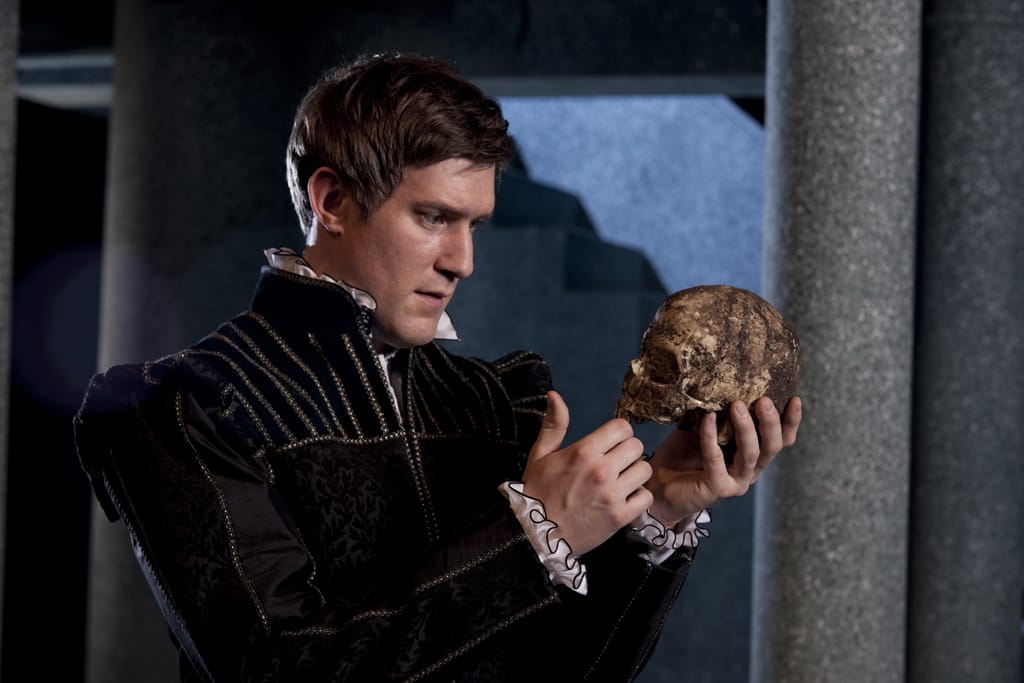 http://stephenpoff.com/blog/wp-content/uploads/2010/01/Hamlet-Skull-profile-lo-res.jpg