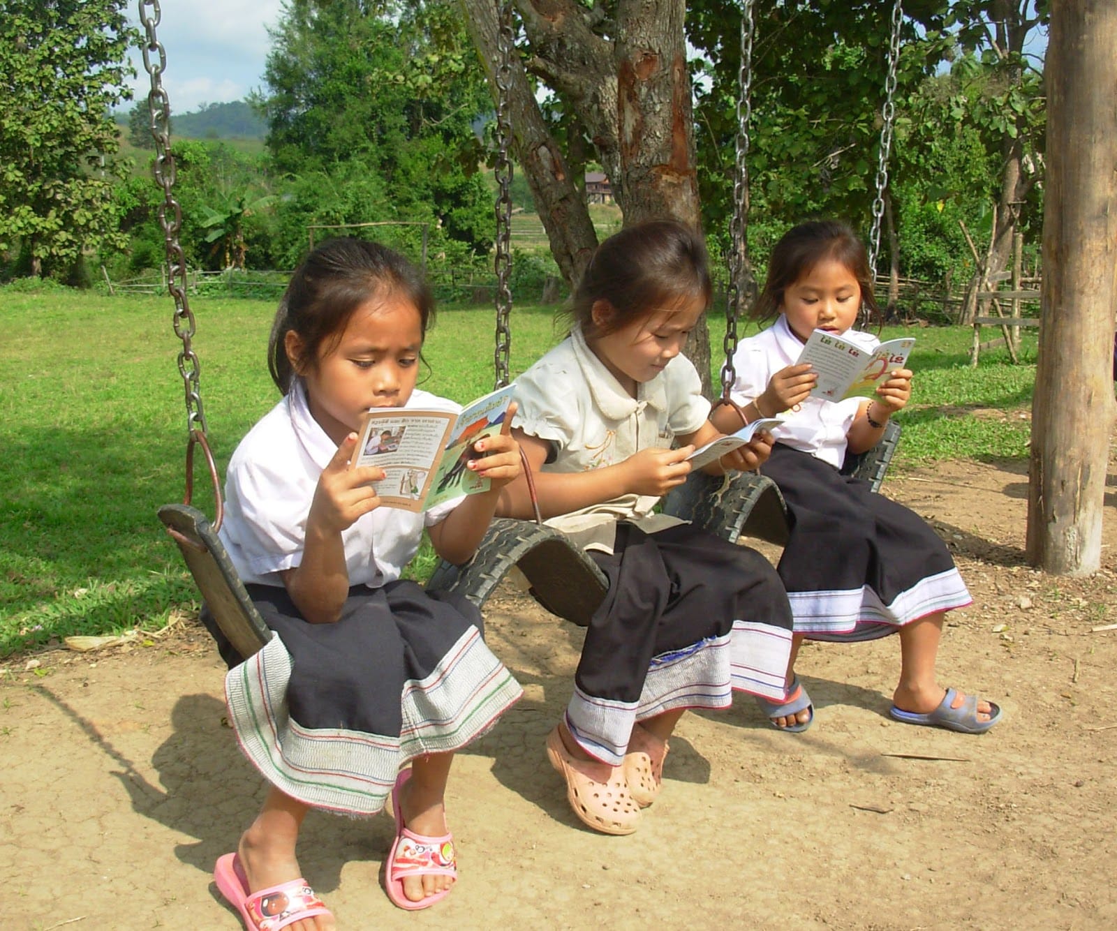 Three_Lao_girls_reading.JPG